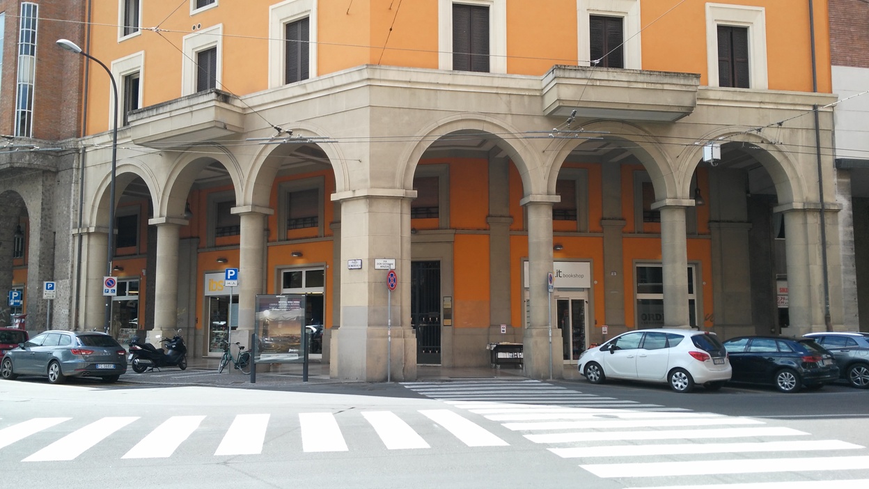 Bolognában a körforgalomnál L alakban is lehetett használni a zebrát