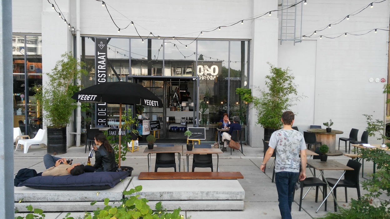 Az Onder de Leindingstraat bejárata, Eindhoven, Stripj-S - Kocsmaturista