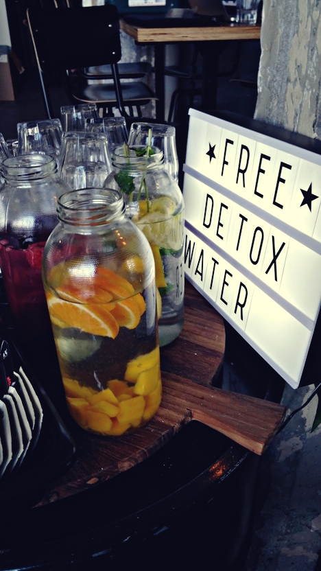 Onder de Leindingstraat - Free detox water - Kocsmaturista