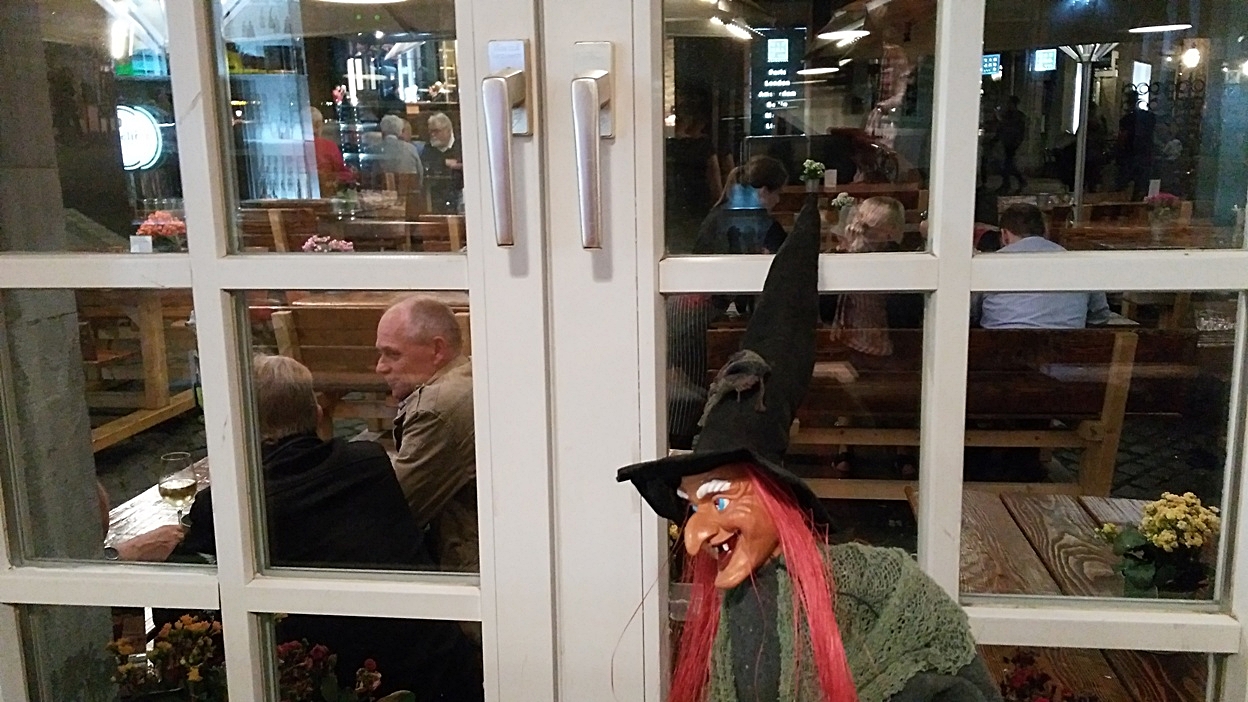 Egy boszorkány a Hexenhof am Apfelbaum étterem mellett Aachenben - Kocsmaturista