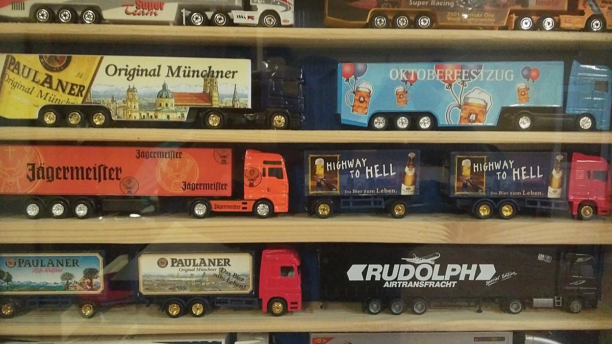 Kis-kamiongyűjtemény az egyházashetyei kocsmában - Kocsmaturista