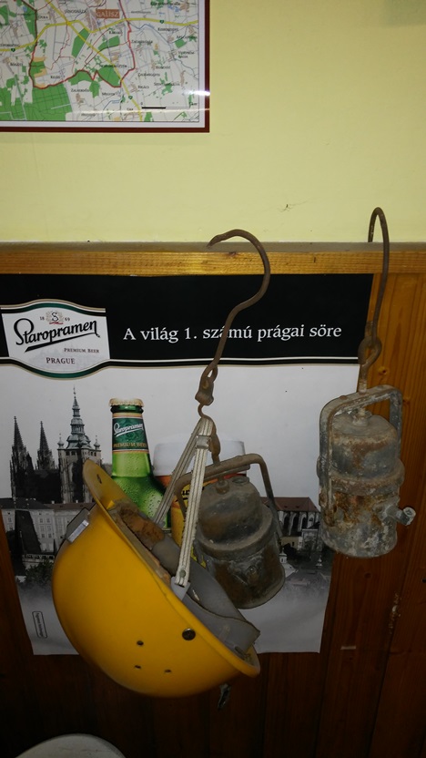 Leszerelt bányászfelszerelések az egyházashetyei kocsmában - Kocsmaturista