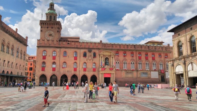 A Piazza Maggiore egyik arca Bolognában - Kocsmaturista