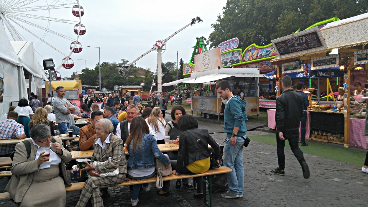 kocsmaturista_oktoberfest_budapest_tomeg