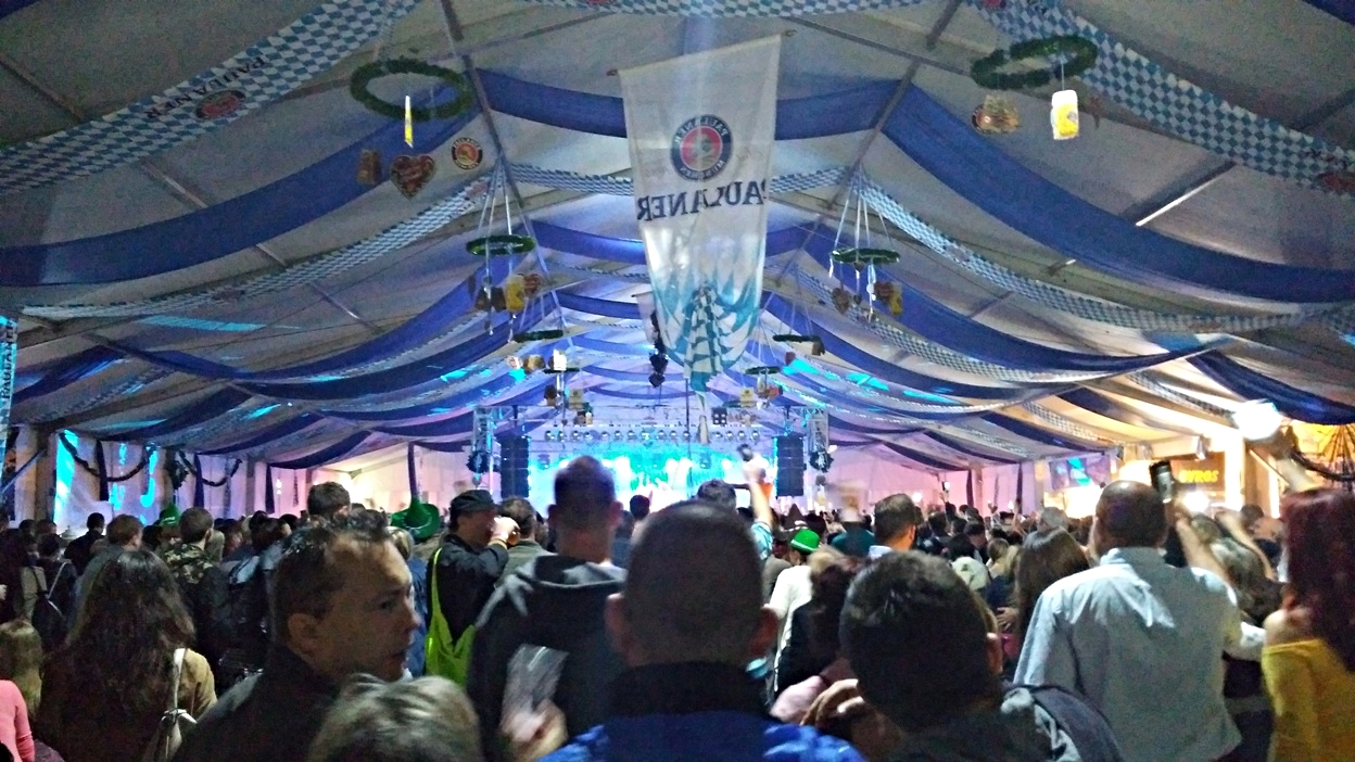 kocsmaturista_oktoberfest_budapest_sator_tomeg