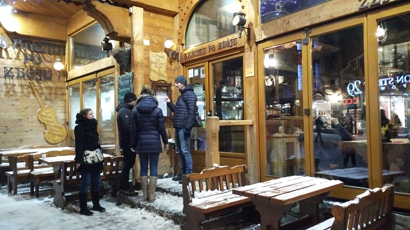 Zakopane - A Karczma Po Zbojú bejárata - Kocsmaturista