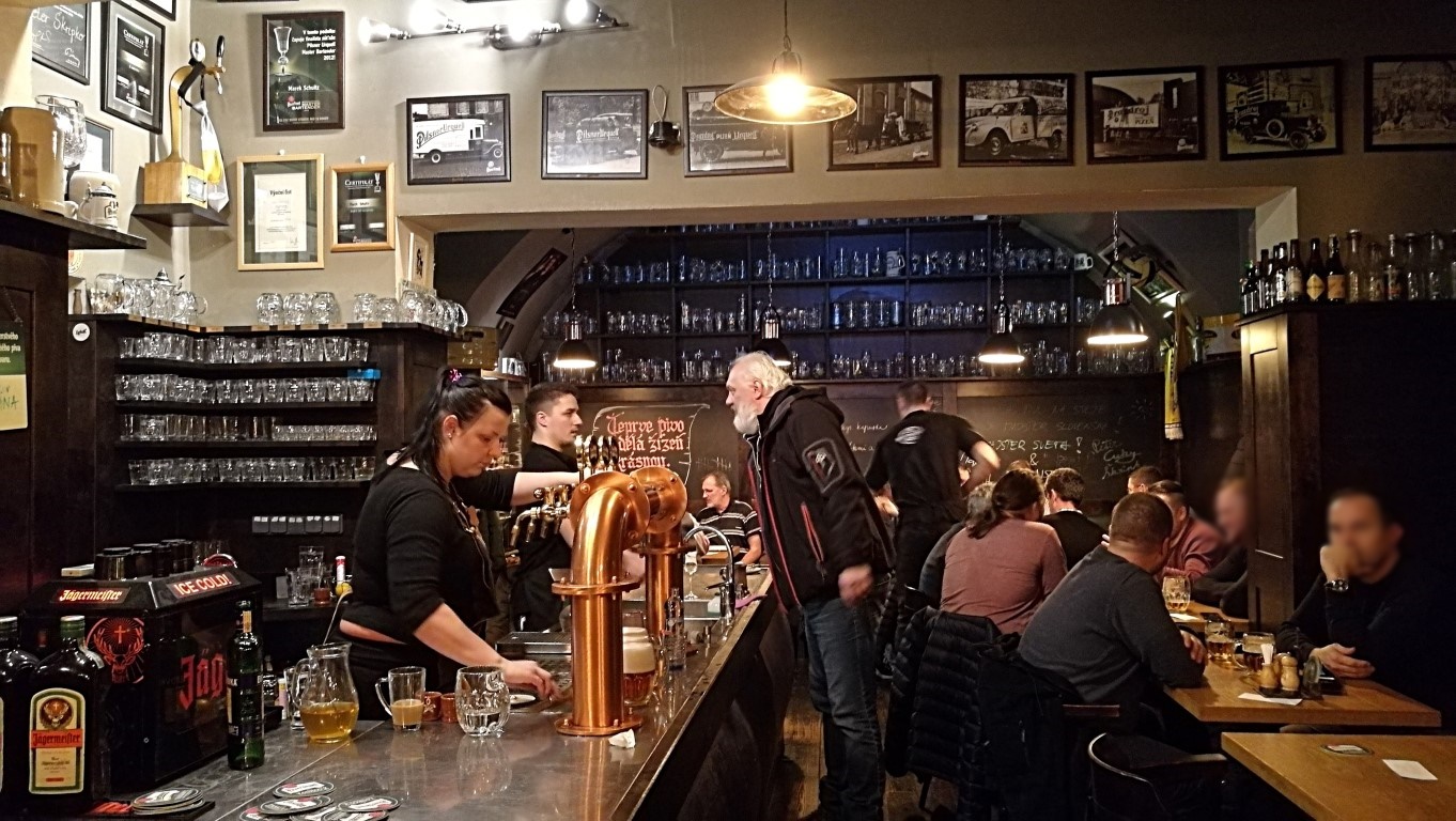 Camelot Pilsner Pub és Középkori Étterem, Kassa - Kocsmaturista - pult és fekete-fehér PU képek