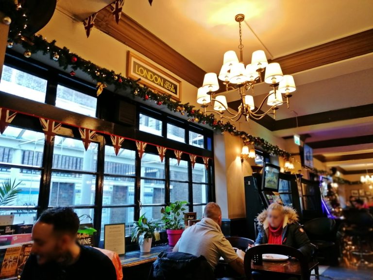 Anglia és kocsmaélete - Angol pub jellemzők - Kazettás ablakok - Kocsmaturista