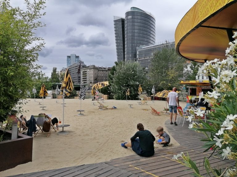 Strand Bar Herrmann, Bécs - Kocsmaturista - Bécsi kocsmák - Van Nálatok Terasz 02