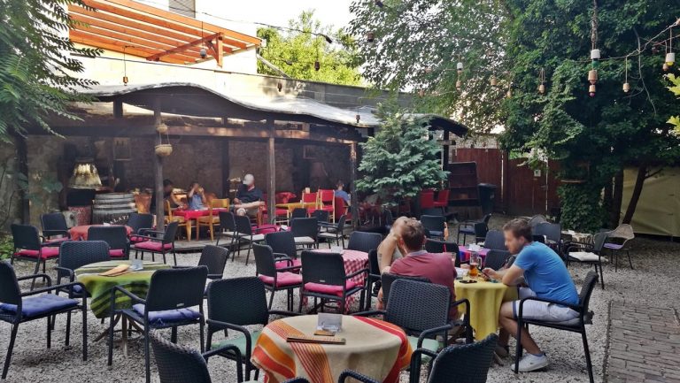 Cool Tour Café, Pécs - Léteznek-e még magyar romkocsmák - Kocsmaturista 01
